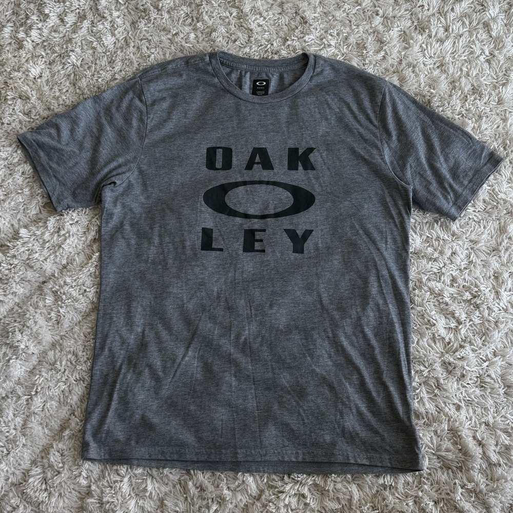 New Oakley Tshirt Size Large